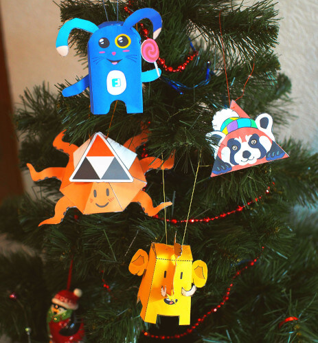 photo of a Christmas tree wearing Fedi papertoys